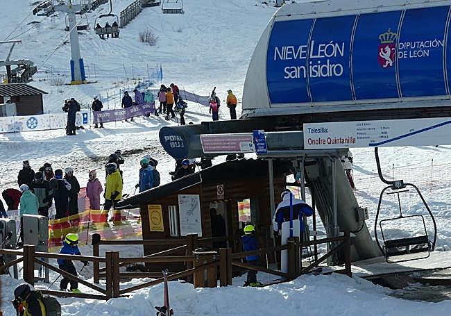 Colas para acceder a uno de los telesilla.