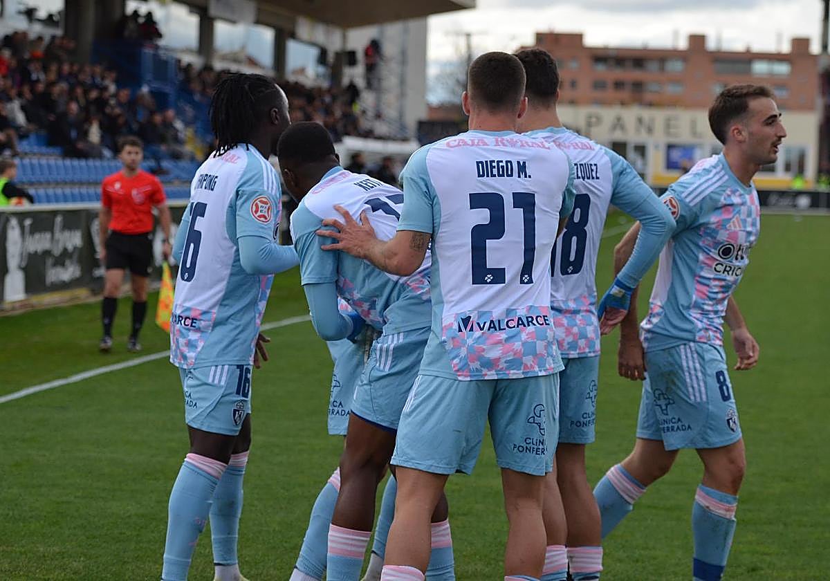 La Ponferradina celebra el 0-1 en el Reina Sofia en Salamanca.