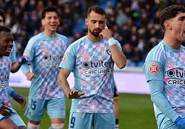 Cortés celebra el 0-2 rodeado de sus compañeros de equipos.