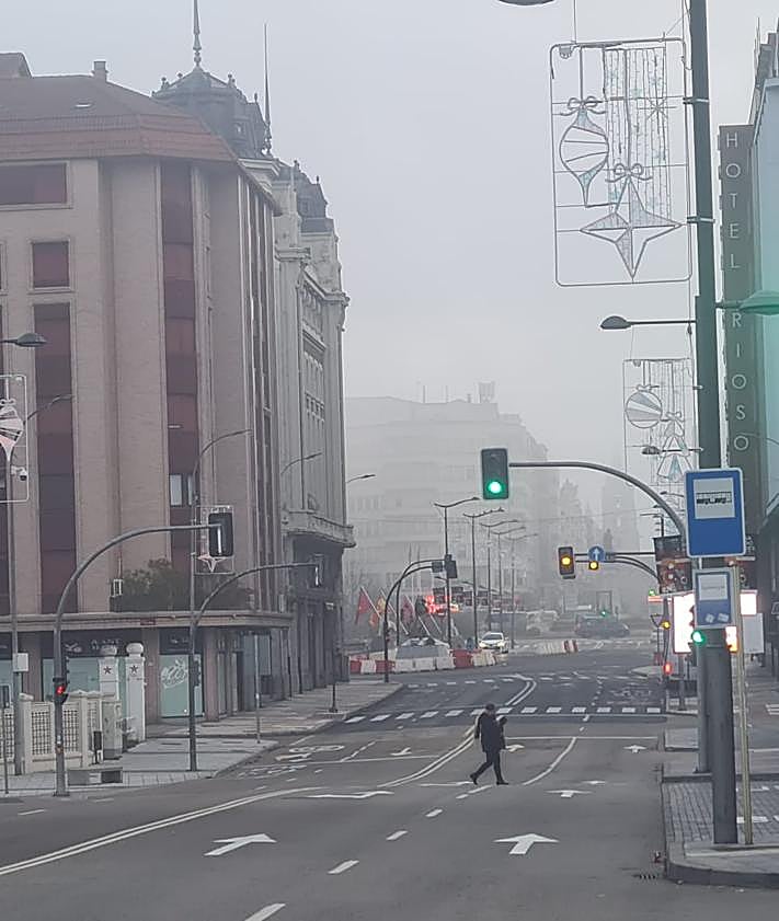 Imagen secundaria 2 - León amanece bajo una espesa capa de niebla en este lunes festivo