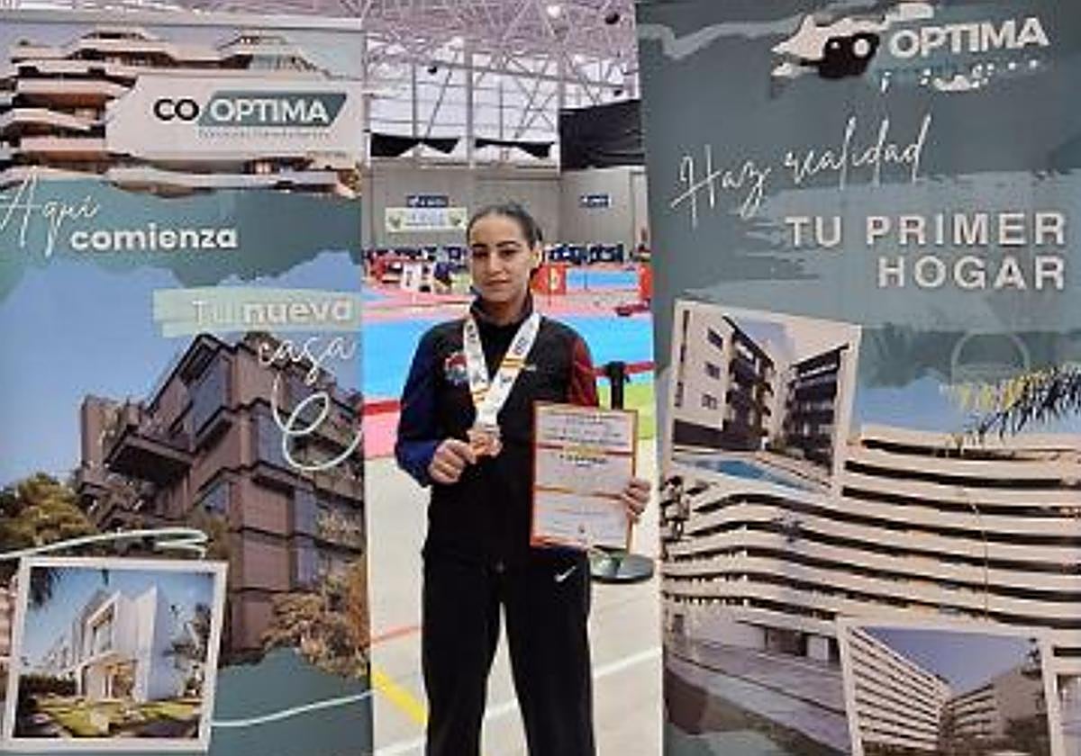 La medallista posa con ella.