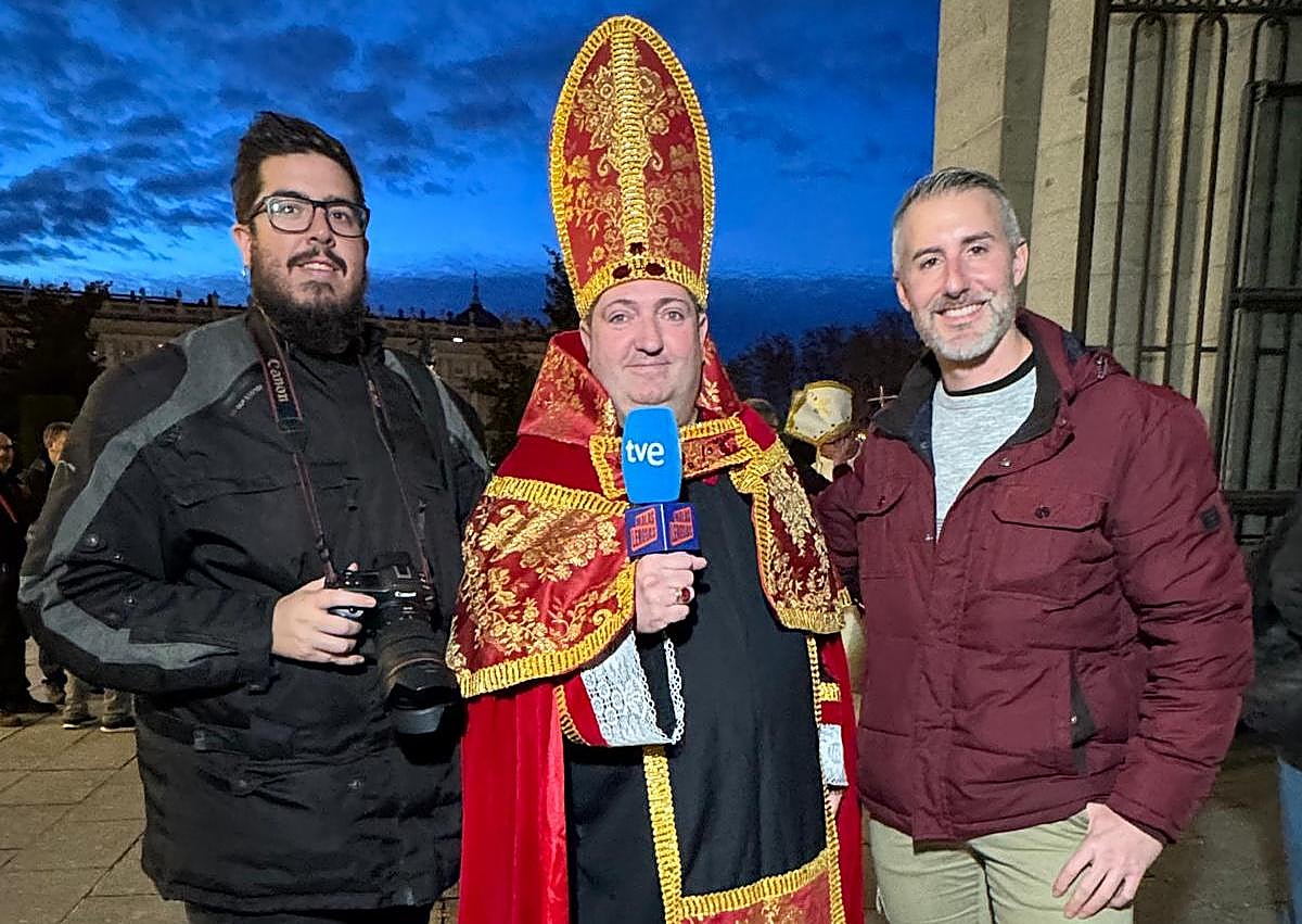 Imagen secundaria 1 - El obispo de la Lotería se rodea de amigos.
