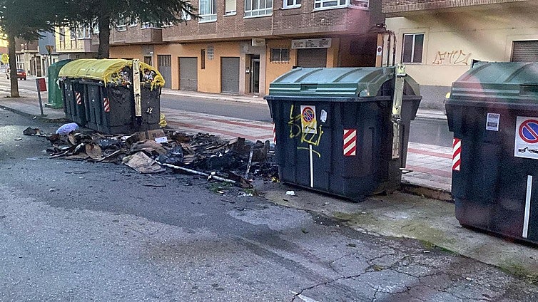 Noche incendiaria en León: cinco focos simultáneos en contenedores movilizan a bomberos