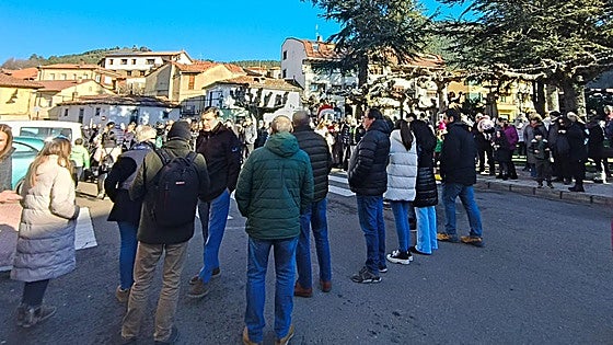 Cerca de 300 vecinos de la Montaña Oriental Leonesa se concentran para defender el servicio de Pediatría de Cistierna