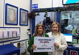 Las responsables de la administración de Santa Clara que han repartido el premio.