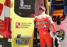 Tres heridos en un choque de dos turismos en un pueblo de León