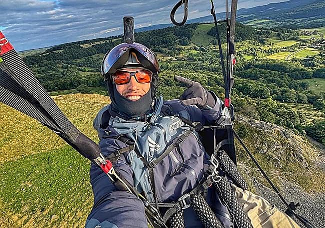 Yamaç paraşütü pilotu Víctor Rodríguez 'Moncho' başarılarından birini kutluyor.