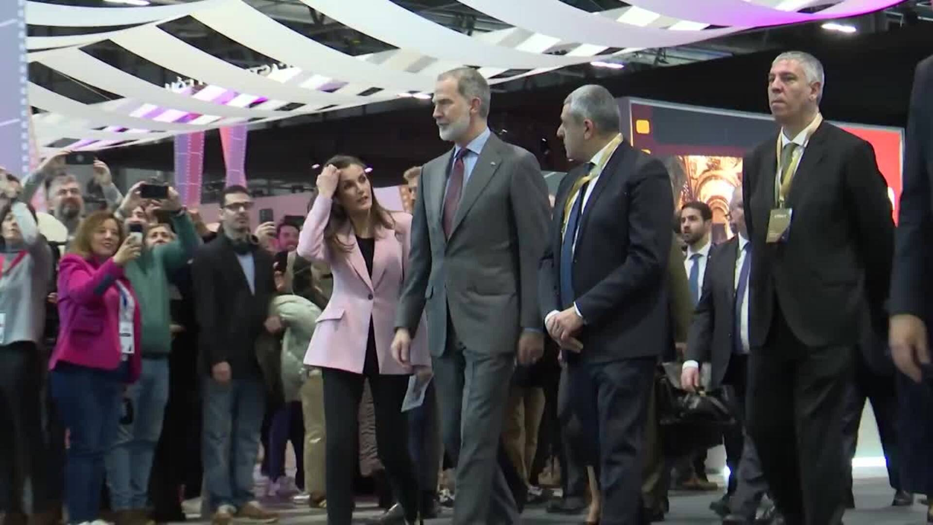 La Reina Letizia cautiva en la inauguración de Fitur con un look negro y blazer rosa