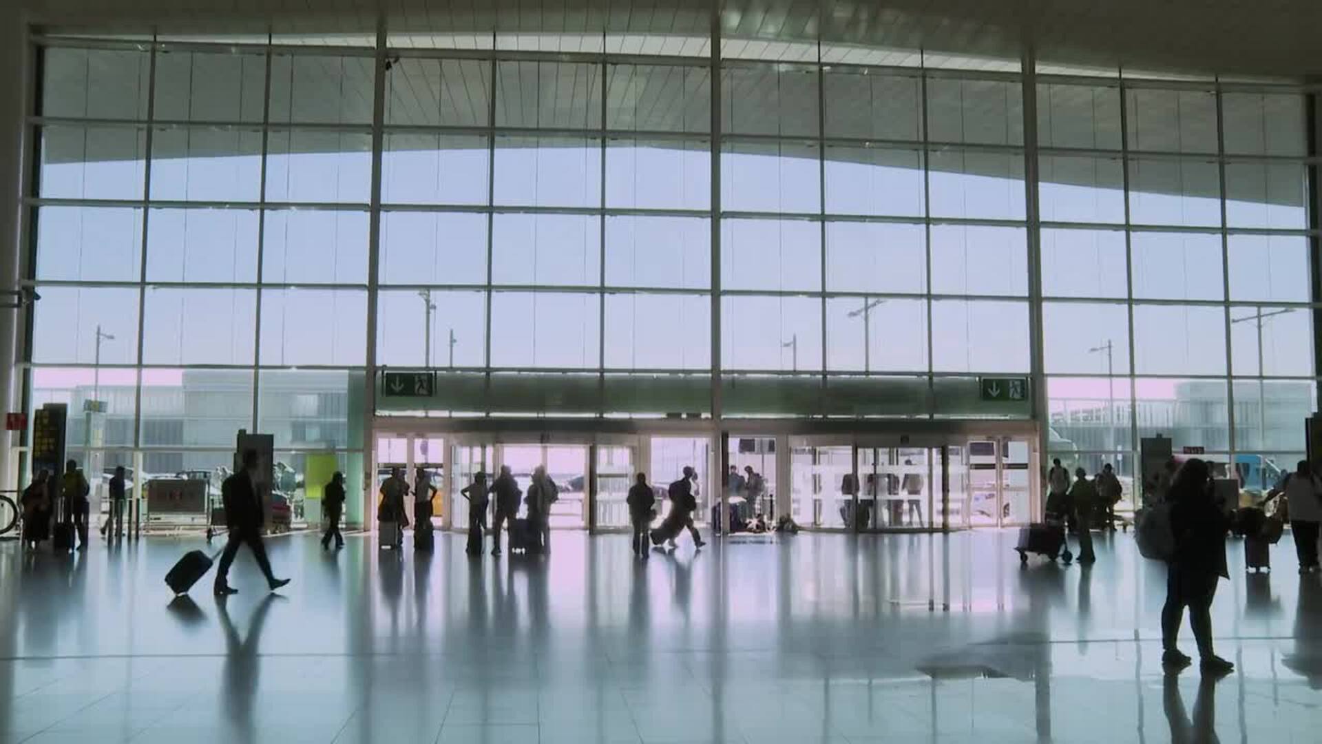 Viajeros eligen el Aeropuerto de El Prat para volar a Roma y asistir al funeral del Papa