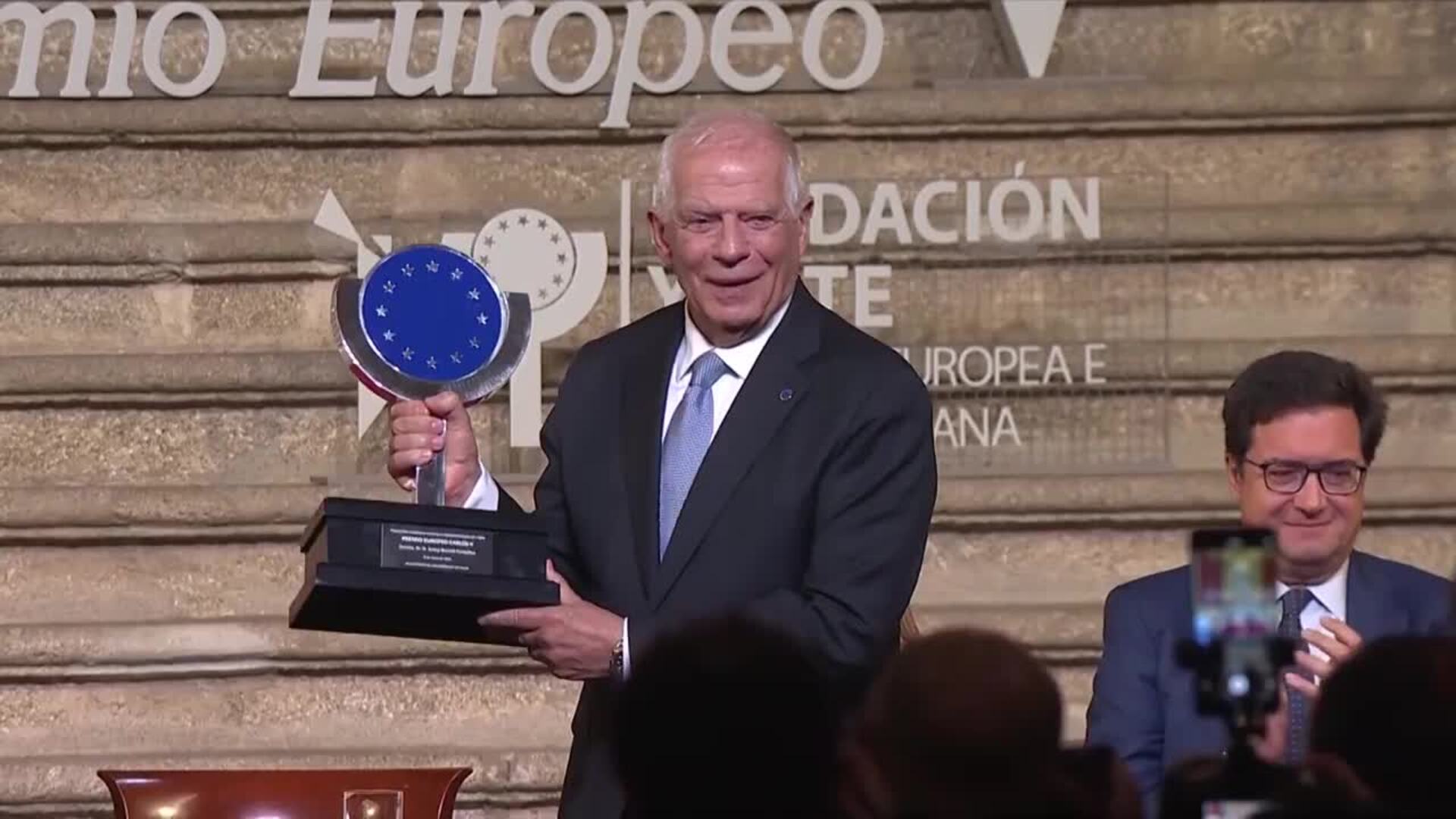 Josep Borrell recibe el XVIII Premio Europeo Carlos V