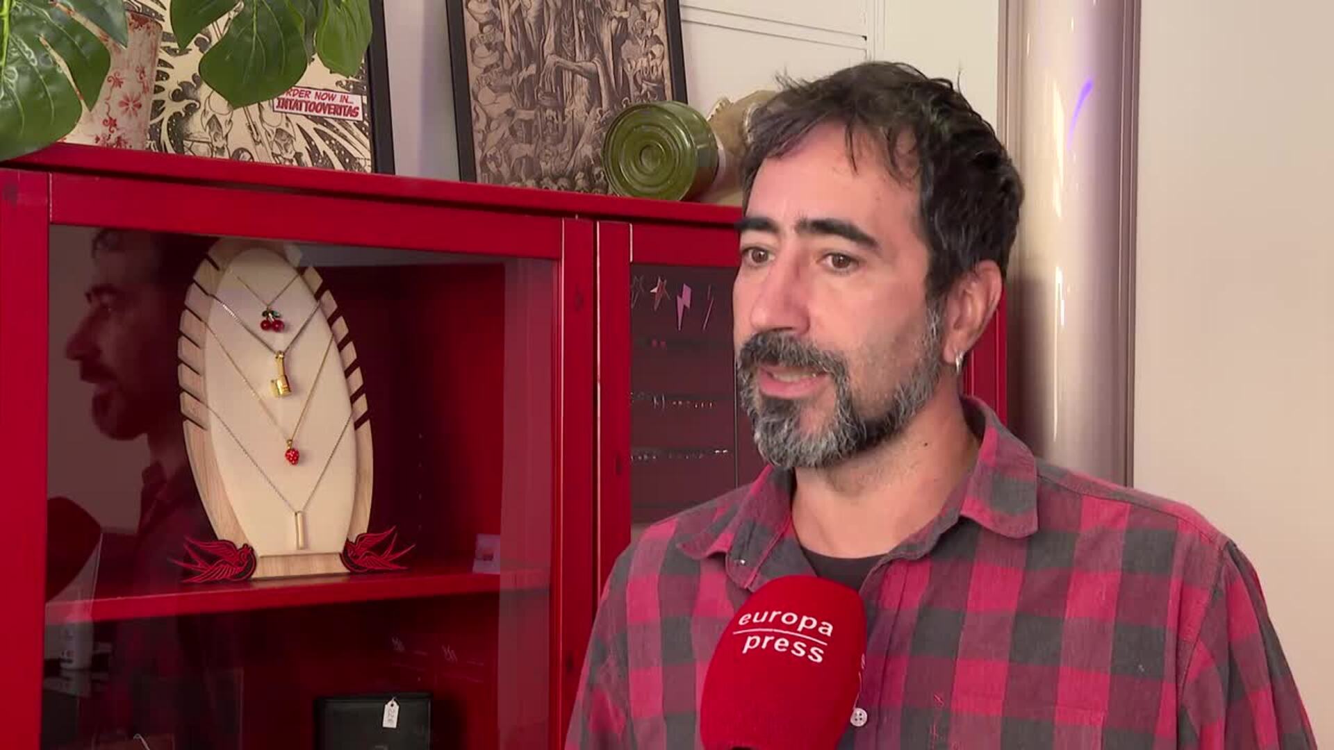 Tatuajes como "terapia" para curar las "cicatrices" de la dana