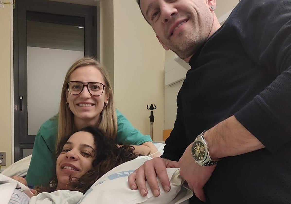 Sienna, junto a sus padres y la profesional que atendió el parto.