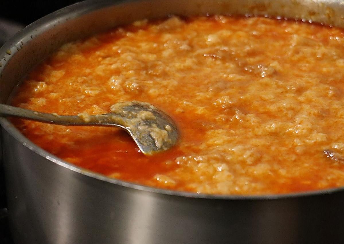 Imagen secundaria 1 - Imagen de Celestino Rodríguez en la cocina de Casa Tino.