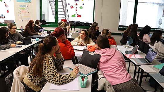La salud mental más allá del instituto: «El bullying no desaparece al llegar a bachiller»