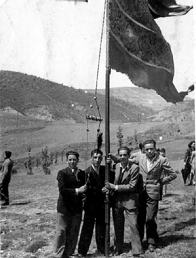 Romería de S. Guillermo años 30 del s. XX. A la izquierda sujetando el pendón D. Antonio Rodríguez, con 97 años memoria viva de Cistierna.
