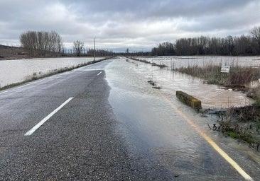 Se desborda el río Órbigo y obliga a cortar una carretera provincial por el peligro en la vía