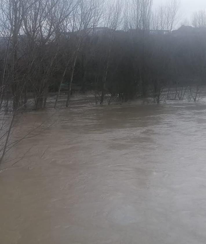 Imagen secundaria 2 - El río Cea, desbordado en Valderas.