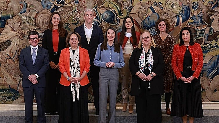 La reina Letizia recibe a la leonesa Beatriz Robles por su premio a la divulgación científica