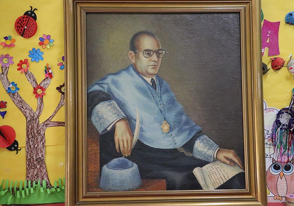Imagen principal - Cuadro donado por la familia de González Álvarez; Placa conmemorativa del centenario de su nacimiento; Manuel Merayo, jefe de estudios del centro.