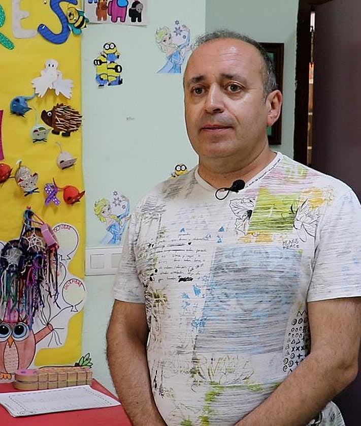 Imagen secundaria 2 - Cuadro donado por la familia de González Álvarez; Placa conmemorativa del centenario de su nacimiento; Manuel Merayo, jefe de estudios del centro.