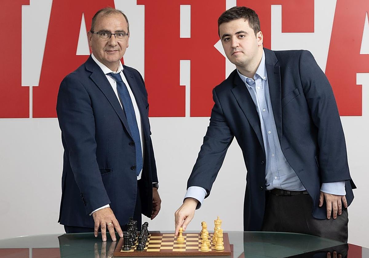 El director de MARCA, Juan Ignacio Gallardo, y el GM Jaime Santos.
