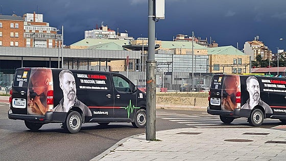 Una caravana crítica con Abascal recibe al líder de Vox en León