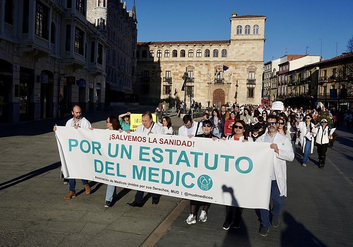 Imagen principal - Manifestación de médicos por el centro de León.