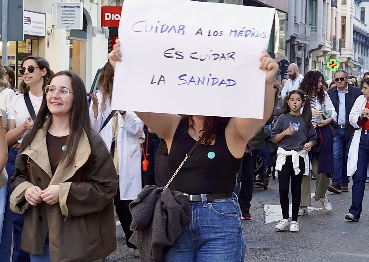 Imagen secundaria 1 - Manifestación de médicos por el centro de León.