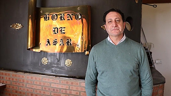 El asador de León que nunca apaga su horno y mantiene viva la tradición del cochinillo