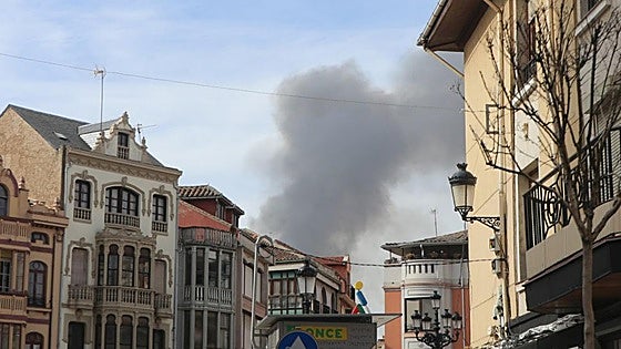 Los vecinos de La Bañeza sobre el incendio del almacén: «Es todo muy tóxico; lo mejor es que termine de arder»