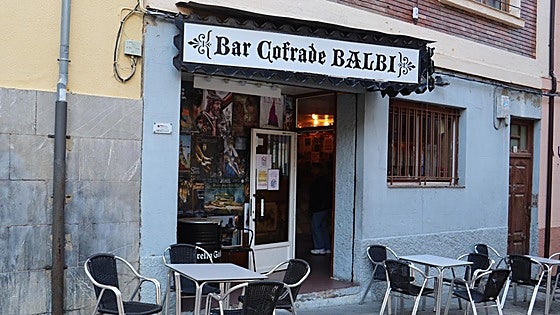 La parada en el bar cofrade que recibe al Viernes de Dolores en León