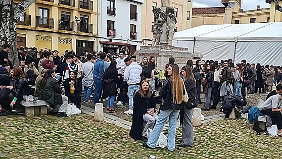 El botellón de Jueves Santo llega al pleno por la «inacción» del alcalde