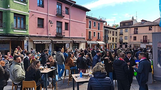 León se echa a la calle para disfrutar de la Semana Santa y 'matar judíos'