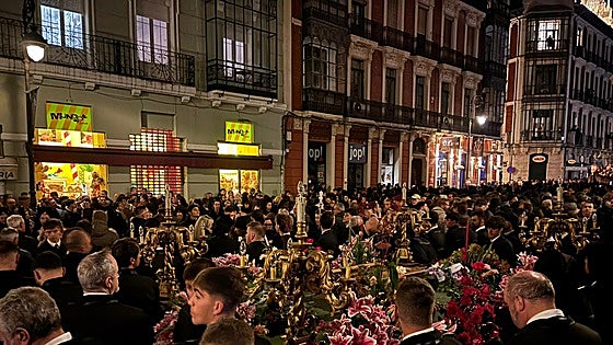 La Humillación de Minerva: una talla se tambalea y tiene que salirse de la procesión