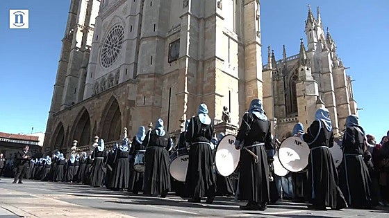 Los brazos al cielo de las Bienaventuranzas «ensanchan el corazón» de León en Jueves Santo