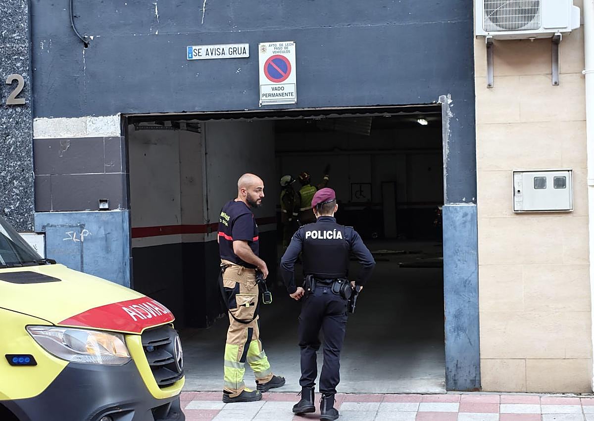 Imagen secundaria 1 - Un operario queda herido tras precipitarse «desde el techo de un garaje» en León