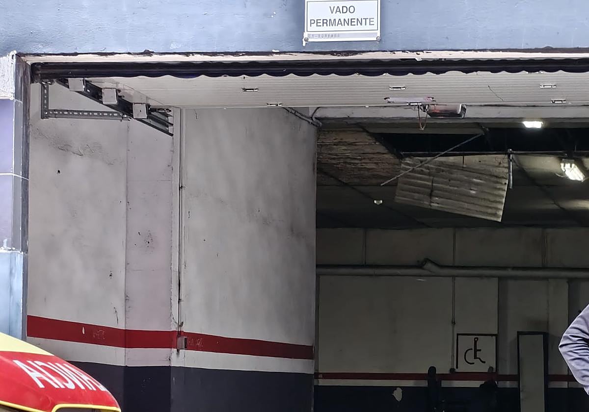 El agujero en el techo por el cual se precipitó el herido.