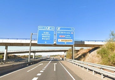 Atienden al conductor de un coche volcado en la ronda de León