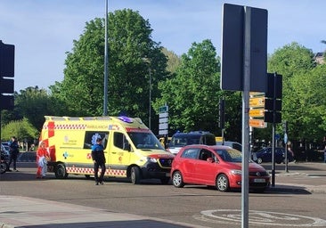 Una mujer queda herida tras chocar en patinete contra un turismo en León