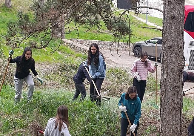 Alumnos del IES Lancia realizaron generosamente una hacendera para limpiar el entorno de la Fuentona en Cistierna.