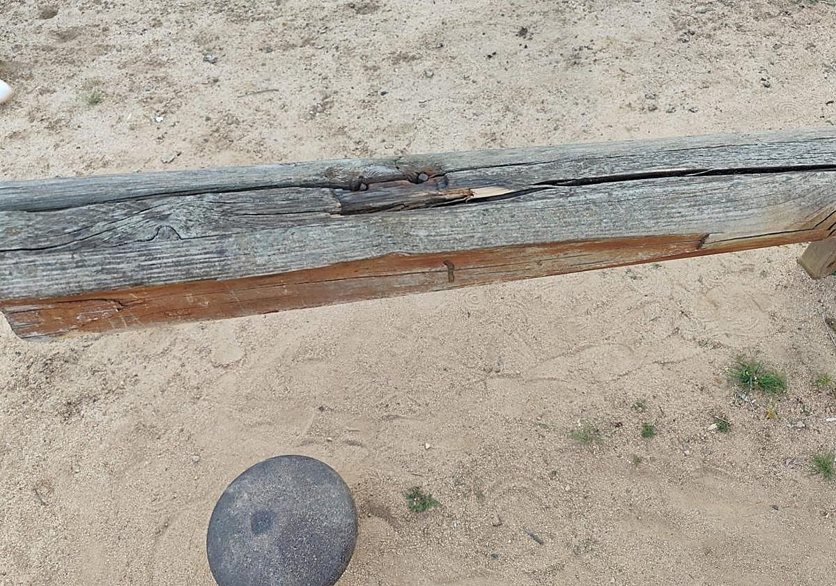 Imagen principal - Un balancín sin asiento y astillado; cristales en una zona de juego infantil; y un bordillo levantado y raíces sobresaliendo del suelo.