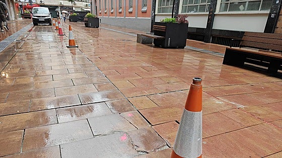 Otra calle del calmado de tráfico de León vuelve a ser reparada tres años después de su peatonalización