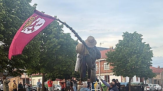 En el alfoz de León se siguen pinando los Mayos