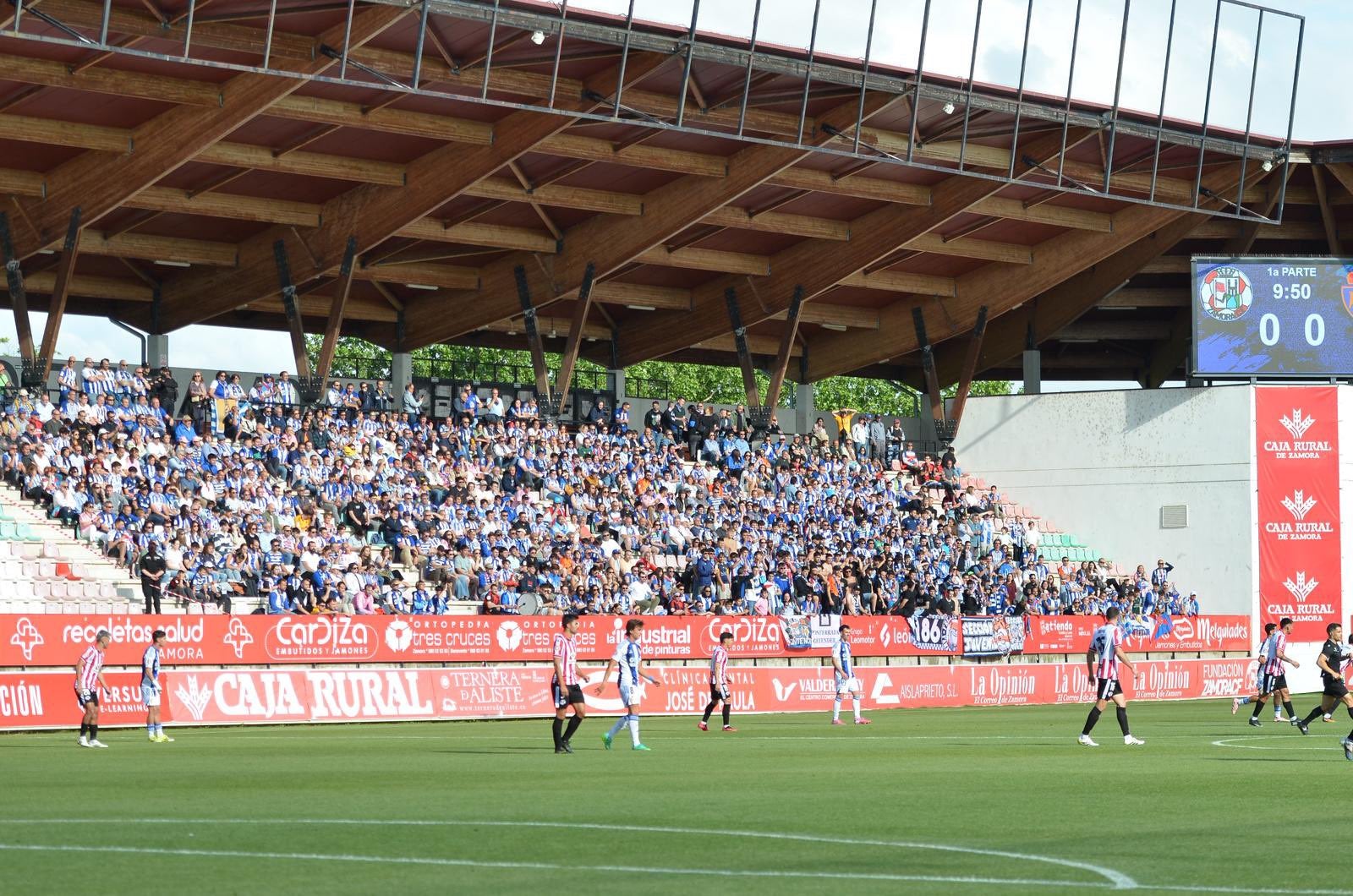 El Zamora aplasta a la Ponferradina (3-0) y deja a los bercianos al borde del adiós al play-off