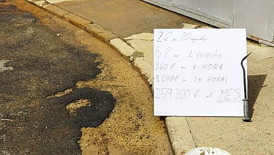 La fuga de agua que lleva un mes sin reparar en una calle de Valdefuentes
