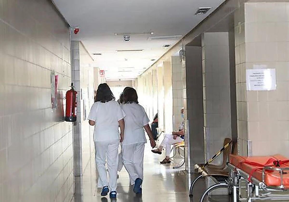 Imagen de archivo de dos profesionales sanitarias en un centro.