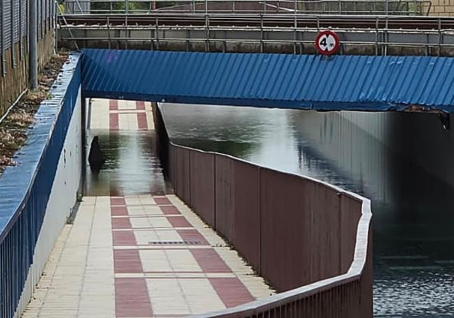 El agua anega las aceras y los peatones pasan como pueden.