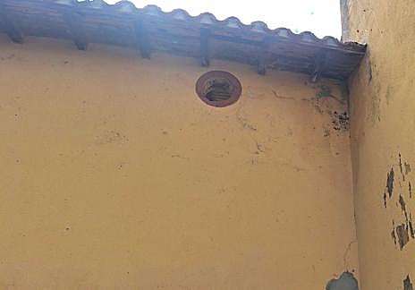 Imagen secundaria 1 - Más detalles de los desperfectos denunciados en la plaza de toros.
