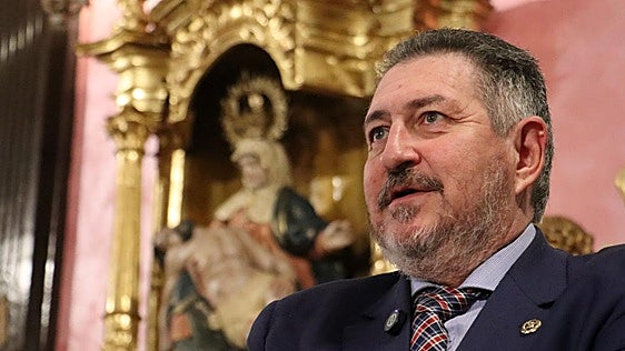 El niño que empezó portando la cruz y ahora alcanza la cima: «Soy papón de cuna»