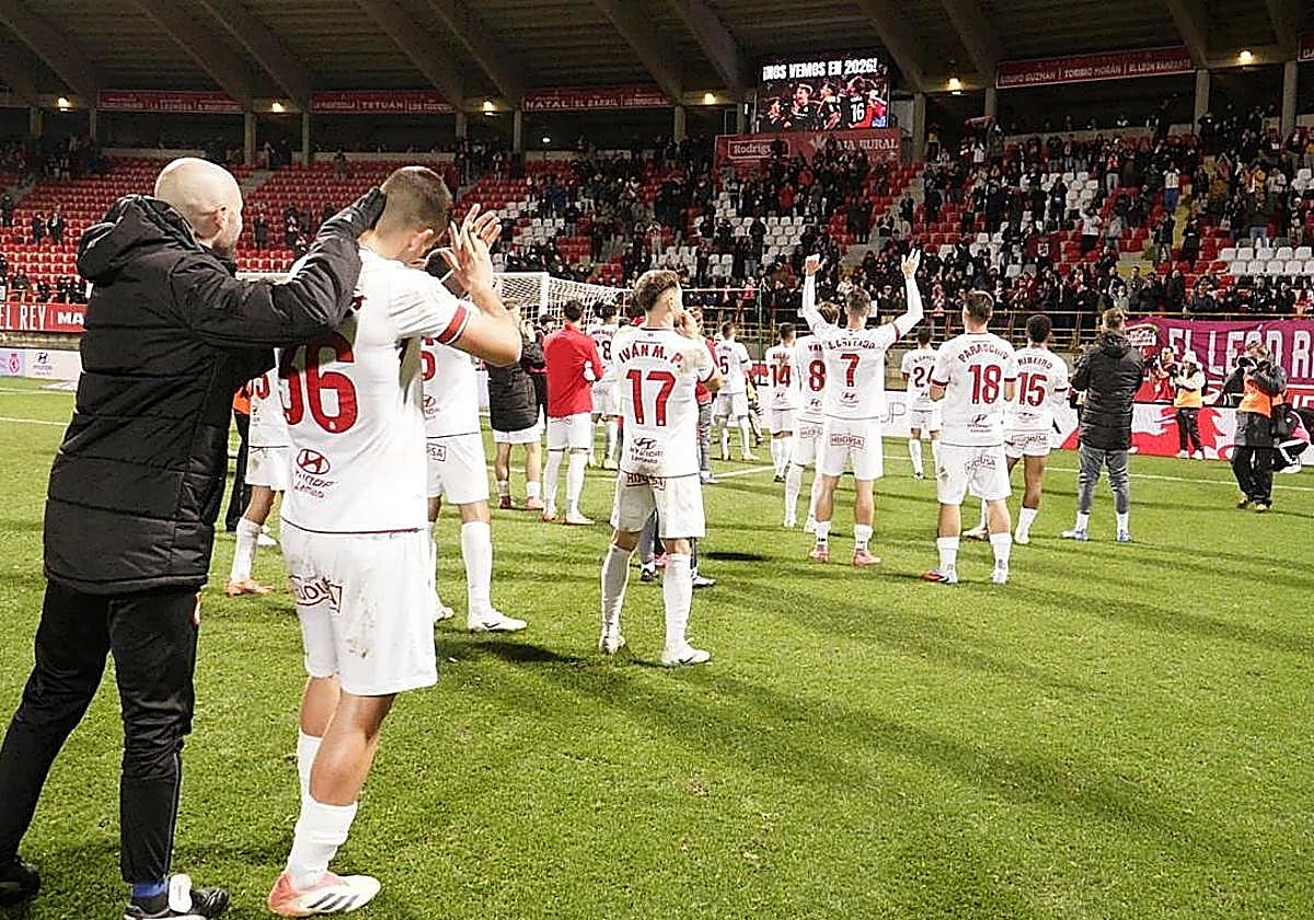 La plantilla de la Cultural, tras terminar un partido.